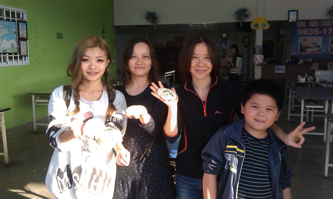 一起做蔥油餅的四人，(右至左)幼年的羅子恩，游思佳，游思芳和朋友。(圖/游思佳提供)